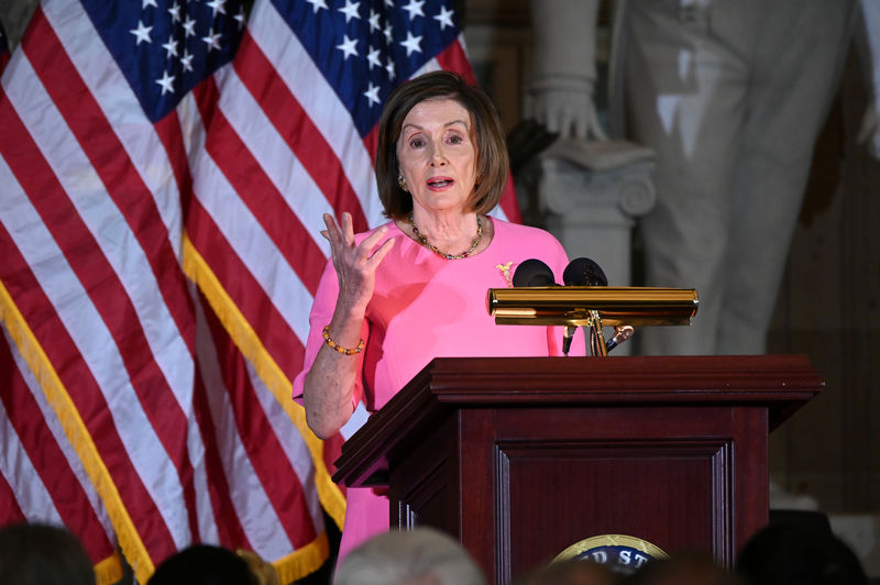 © Reuters. Speaker of the House Pelosi speaks at the unveiling of the congressional portrait of Former House Speaker Boehner at the U.S. Capitol in Washington