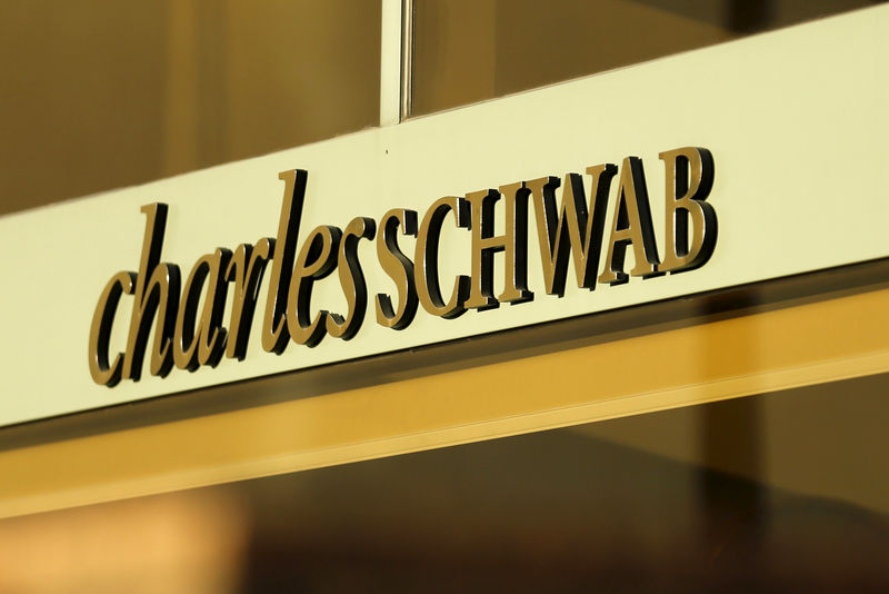 © Reuters. FILE PHOTO: A Charles Schwab office is shown in Los Angeles