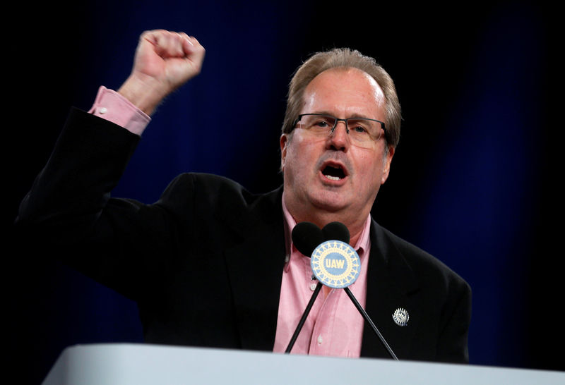 © Reuters. FILE PHOTO: FILE PHOTO: United Auto Workers (UAW) union President Gary Jones addresses UAW delegates at the 'Special Convention on Collective Bargaining' in Detroit,