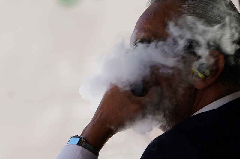 © Reuters. A man uses a vaping product in the Manhattan borough of New York