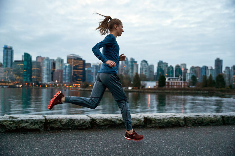 © Reuters. Canadian marathon runner Rachel Cliff runs by the Stanley Park seawall in Vancouver