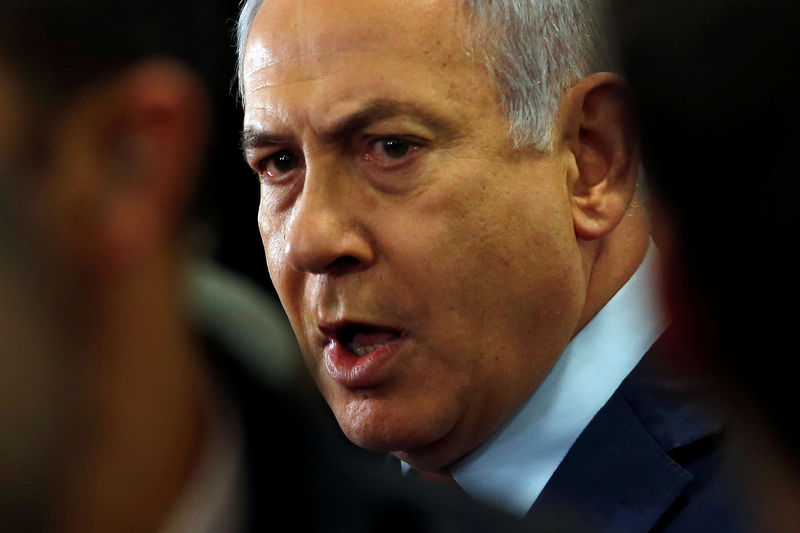 © Reuters. اتهام نتنياهو في قضايا فساد يعمق الاضطراب السياسي في إسرائيل