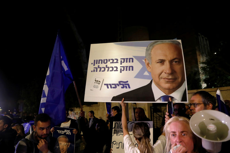 © Reuters. Supporters of Israeli Prime Minister Benjamin Netanyahu protest outside his residence following Israel's Attorney General Avichai Mandelblit's indictment ruling in Jerusalem