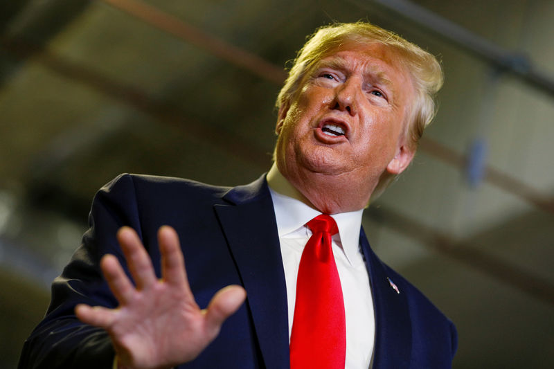 © Reuters. U.S. President Trump tours Apple Computer plant in Austin, Texas