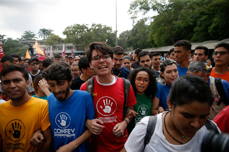 Universitários da Venezuela fazem passeada e pedem que militares &quot;abracem a Constituição&quot;