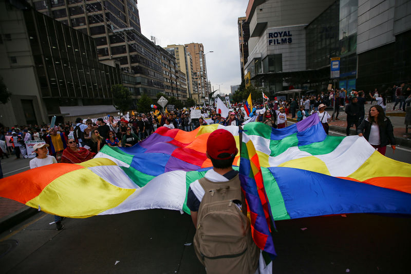 Milhares de pessoas protestam na Colômbia contra políticas do governo