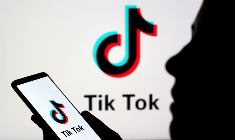 © Reuters. FILE PHOTO: Person holds a smartphone with Tik Tok logo displayed in this picture illustration