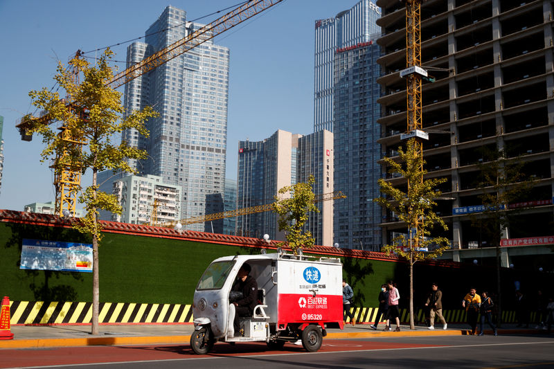 © Reuters. An electric delivery vehicle drives in the Central Business District in Beijing