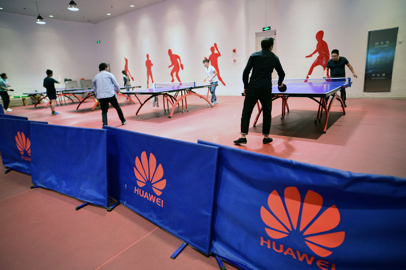 © Reuters. Employees play ping pong during lunch hour inside a table tennis court at Huawei's Shanghai Research Center in Shanghai