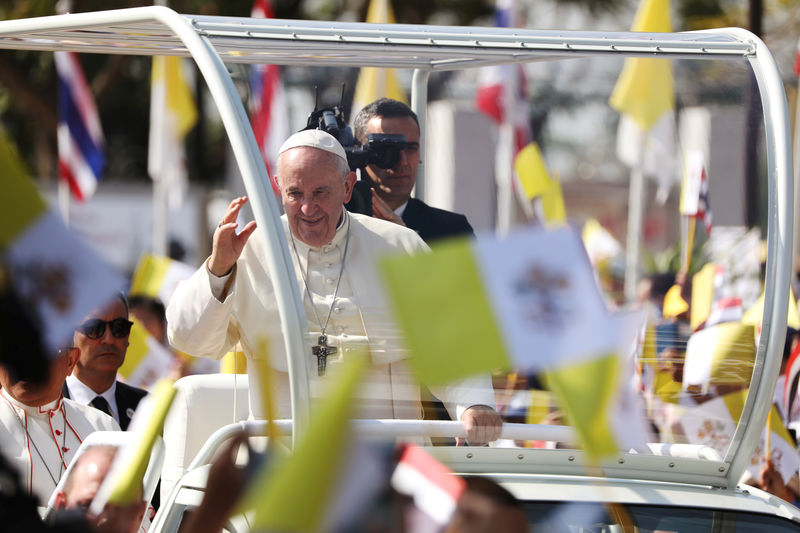 © Reuters. Pope Francis waves to the crowd following his visit to St. Peter's Parish church in the Sam Phran district of Nakhon Pathom Province