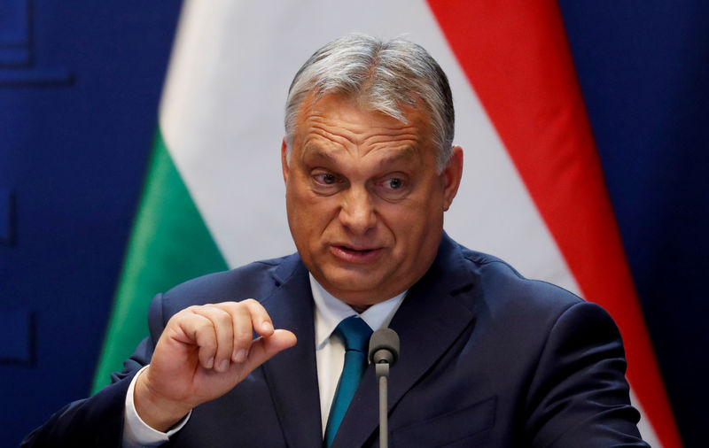 © Reuters. FILE PHOTO: Hungarian Prime Minister Viktor Orban speaks during a news conference in Budapest