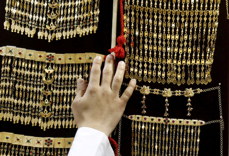 © Reuters. FILE PHOTO: Saudi man displays jewellery at a store in Riyadh