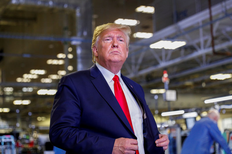 © Reuters. U.S. President Trump tours Apple Computer plant in Austin, Texas