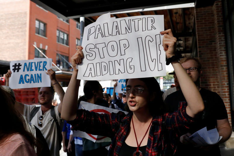© Reuters. Activists protest outside the Palantir Technologies software company for allegedly helping ICE and the Trump administration in New York City