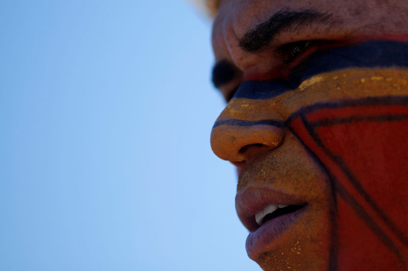 © Reuters. Indígena da tribo Tupinambá protesta por reserva indígena em frente ao STF