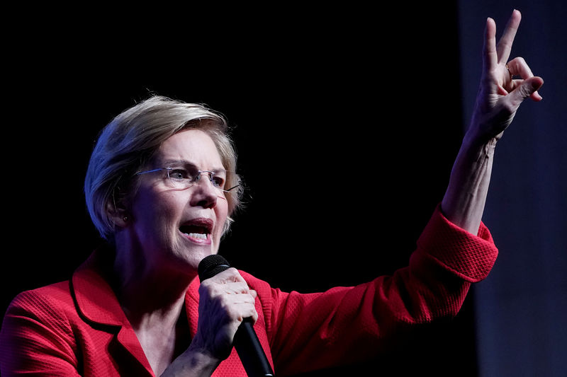 © Reuters. Elizabeth Warren appears on stage at a First in the West Event at the Bellagio Hotel in Las Vegas