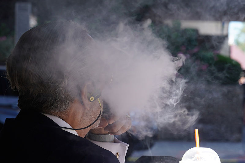 © Reuters. A man uses a vaping product in the Manhattan borough of New York