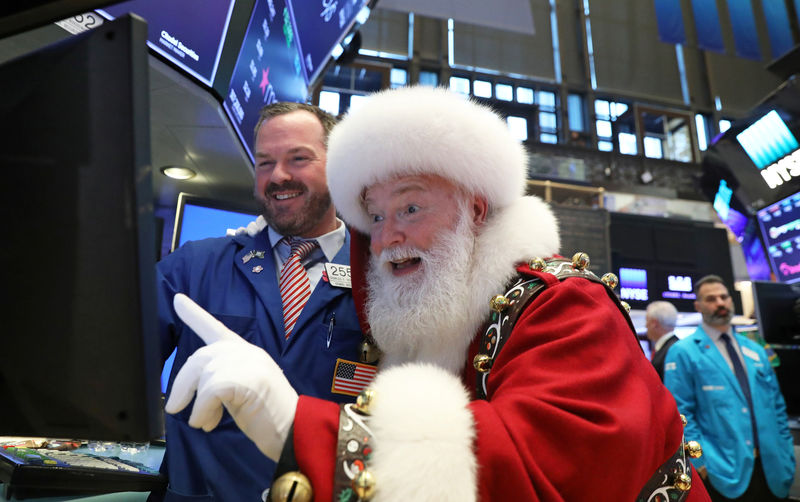 © Reuters. FILE PHOTO: Santa Claus pays a visit on the floor at the New York Stock Exchange (NYSE) in New York