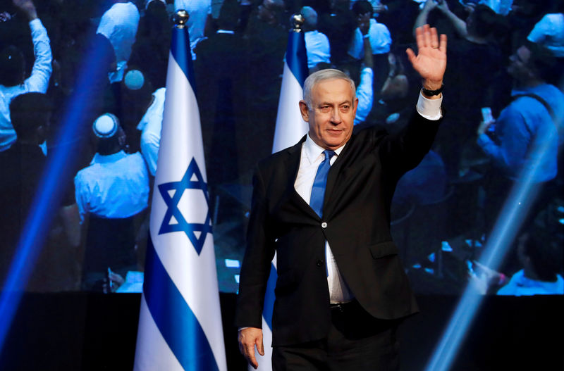 © Reuters. مطالبات لنتنياهو بالاستقالة من رئاسة الحكومة الإسرائيلية بعد اتهامه بالفساد