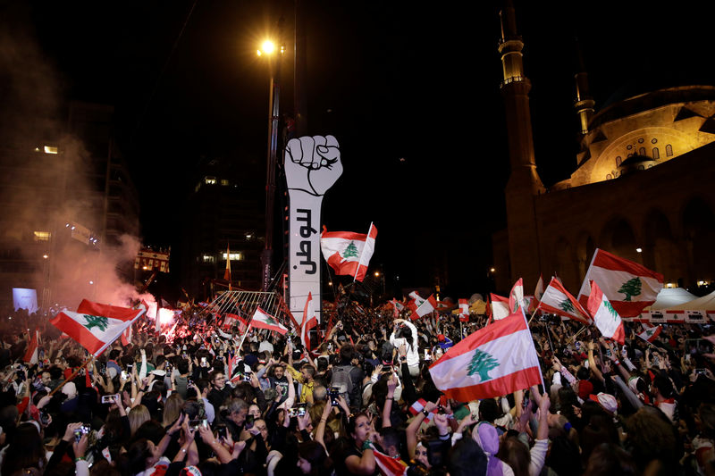 المحتجون اللبنانيون يحتشدون في الشوارع لإحياء ذكرى الاستقلال