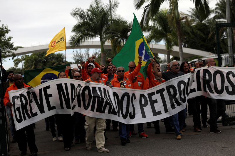 © Reuters. Petroleiros durante greve em frente à refinaria da Petrobras em Duque de Caxias (RJ)