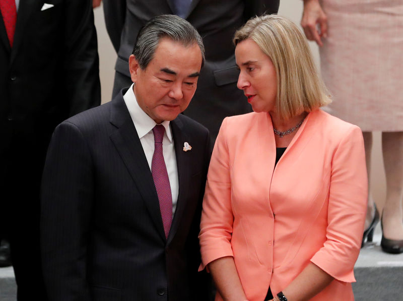 © Reuters. El ministro de Relaciones Exteriores de China, Wang Yi, y la jefa de la política exterior de la UE, Federica Mogherini,  en Nagoya