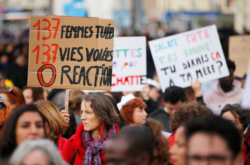 © Reuters. عشرات الآلاف يتظاهرون في فرنسا تنديدا بالعنف الأسري