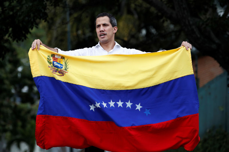 Guaidó pide seguir en la calles contra Maduro, llama a nueva manifestación