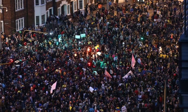 Colômbia tem 3º dia de protestos em meio a gás lacrimogêneo e feridos