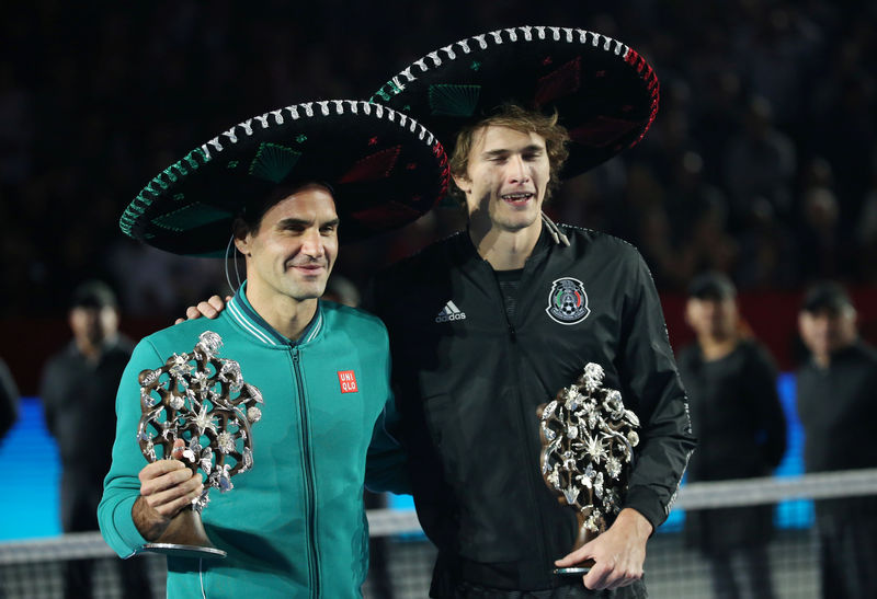 © Reuters. Tennis - Exhibition match - Roger Federer v Alexander Zverev