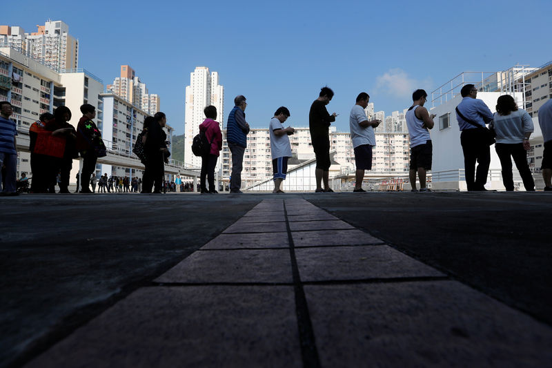 © Reuters. Hong Kong holds local elections