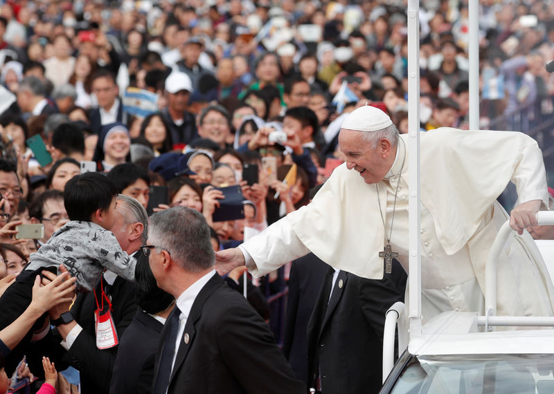 © Reuters. Pope Francis visits Japan