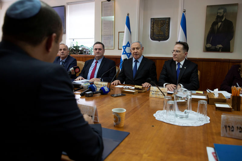 © Reuters. Israeli Prime Minister Benjamin Netanyahu convenes weekly cabinet meeting