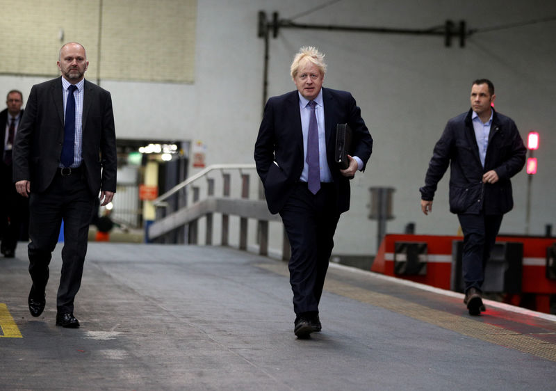 © Reuters. El primer ministro de Reino Unido, Boris Johnson, en la estación de Euston en Londres