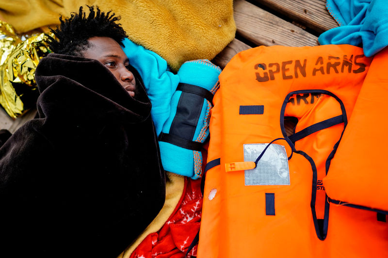 © Reuters. Un migrante descansa a bordo del barco de rescate de la ONG Proactiva Open Arms en el Mediterráneo central