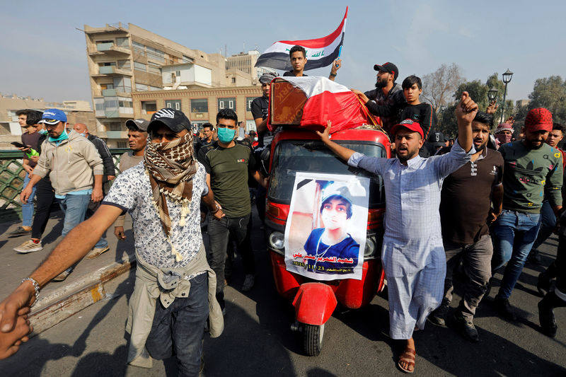 © Reuters. مصادر: قوات الأمن العراقية تقتل 7 في الجنوب والاحتجاجات تتواصل