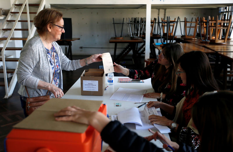 Uruguai vai às urnas para escolher presidente, que deverá ser inclinado para direita