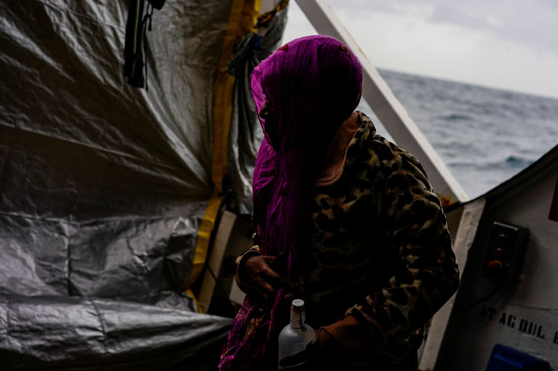 Navio de resgate espanhol vaga na costa da Itália com 62 imigrantes africanos a bordo