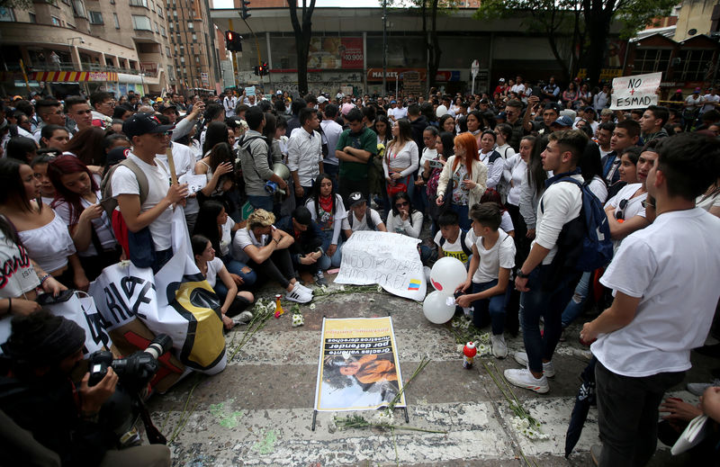 Manifestantes marchan por adolescente herido en protestas en Colombia; Duque inicia diálogos