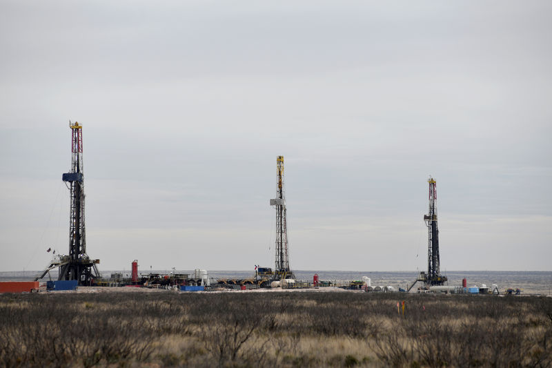 © Reuters. FILE PHOTO: Drilling rigs operate in the Permian Basin oil and natural gas production area in Lea County