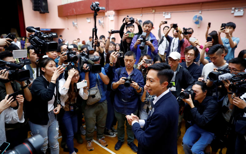 Los demócratas de Hong Kong consiguen una victoria arrolladora en medio de la crisis política