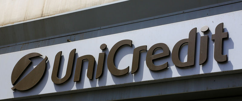 © Reuters. Il logo Unicredit presso una filiale di Roma