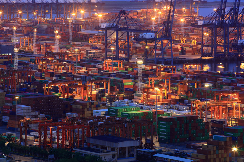 © Reuters. FILE PHOTO: Containers are seen at Yantian port in Shenzhen