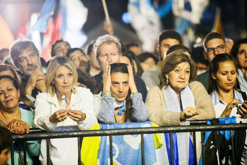 Candidato conservador tem pequena vantagem em eleição no Uruguai, mas disputa acirrada adia resultado