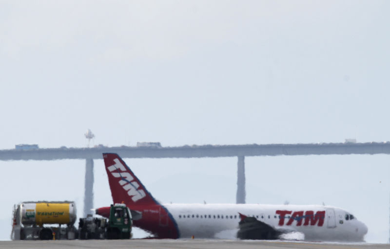 © Reuters. Caminhão-tanque próximo a avião no aeroporto Santos Dumont, Rio de Janeiro