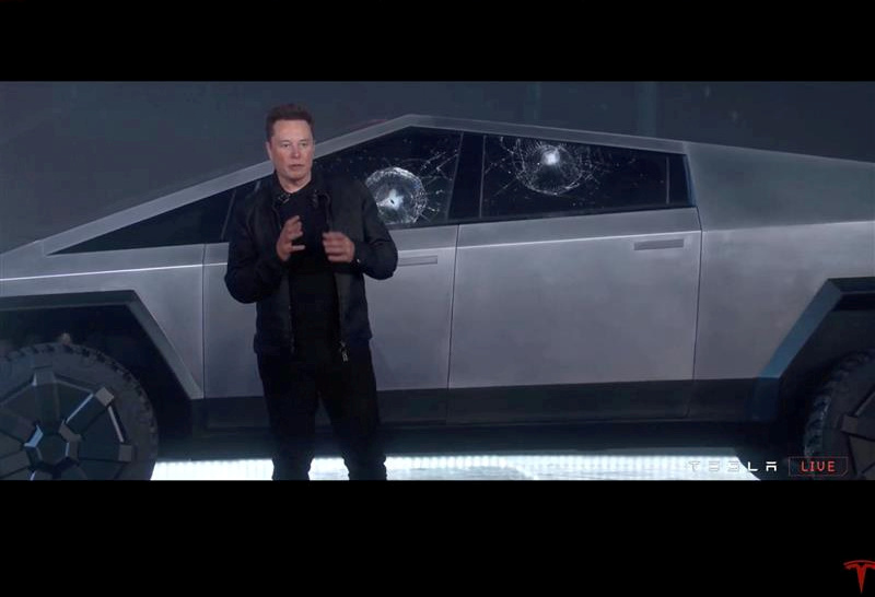 © Reuters. FILE PHOTO: Tesla Chief Executive Elon Musk stands in front of the cracked windows of company's first electric pickup truck, the Cybertruck, after it was unveiled and a metal ball was thrown at the windows, in Los Angeles