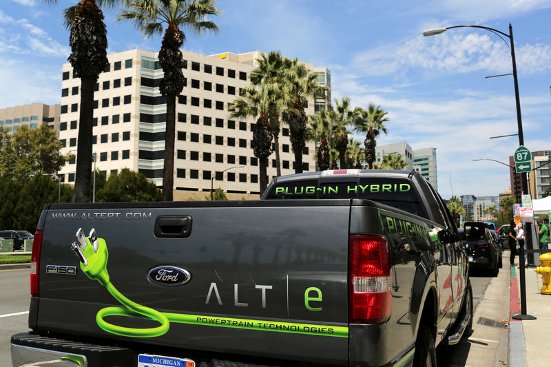 © Reuters. FILE PHOTO: Ford ALTe hybrid electric F-150 pickup truck is shown outside Electric Power Research Institute's Plug-In 2014 conference in San Jose