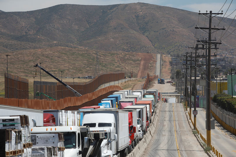 © Reuters. FOTO DE ARCHIVO: los camiones esperan en una larga cola para que el control aduanero fronterizo cruce a los EE. UU., En Tijuana