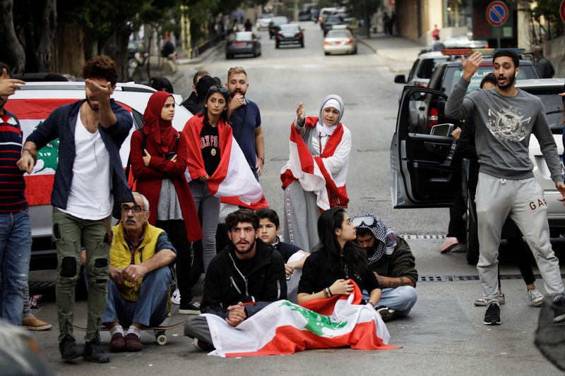 © Reuters. الهيئات الاقتصادية اللبنانية تدعو لإضراب عام للضغط لإنهاء الأزمة