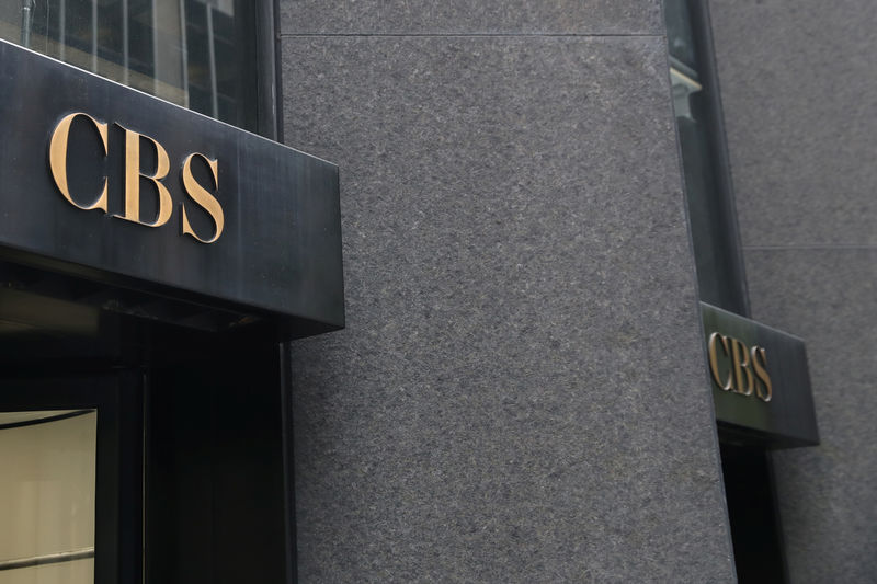 © Reuters. The CBS broadcasting logo is seen outside their headquarters in Manhattan